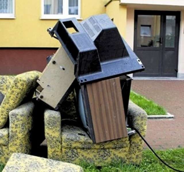 Masz do wyrzucenia starą wersalkę? Zbiórka odpadów wielkogabarytowych na terenie gminy Pasłęk