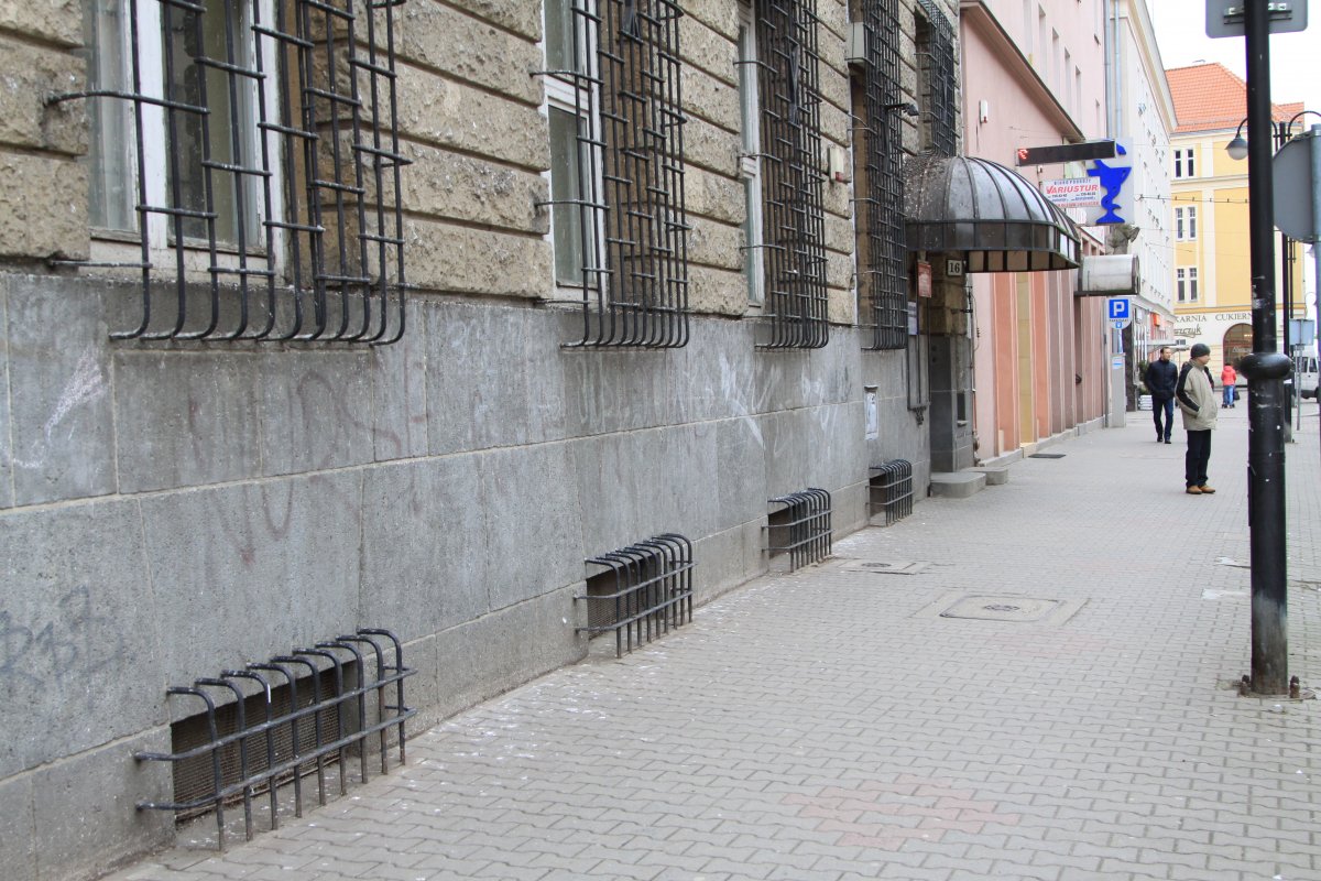 Gołębie odchody niszczą stuletni zabytek 