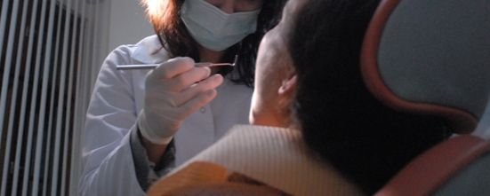 Walczył z ciężką chorobą i stracił zęby. Ma czekać dwa lata na protezę z NFZ