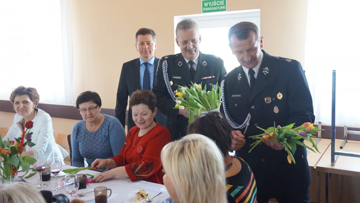 Dzień Kobiet w Jelonkach. Niespodziewanie goście z kwiatami i czekoladami