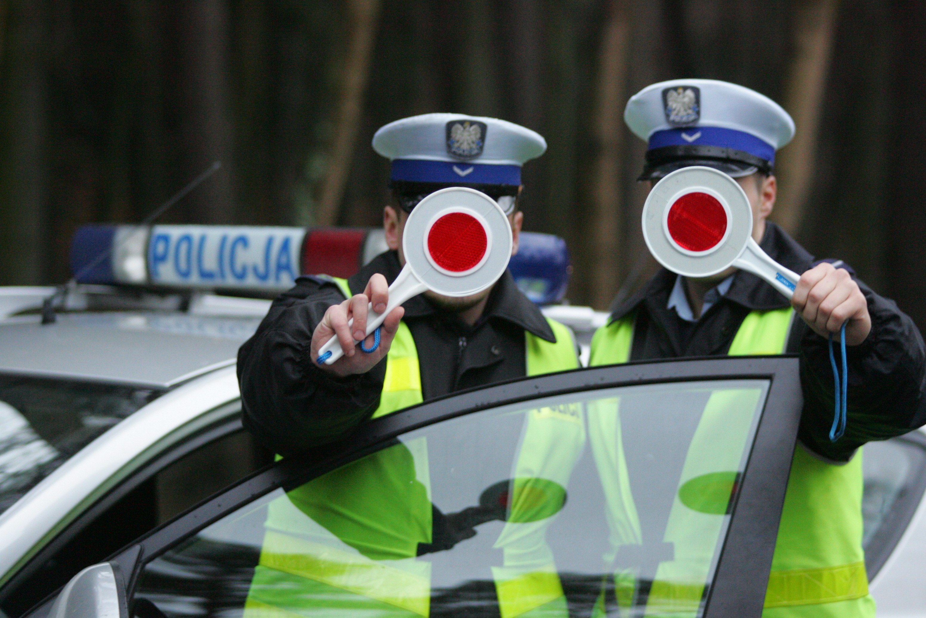 Po pijanemu zabrał auto kolegi. Ruszył i uderzył zaraz w drzewo