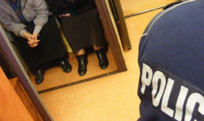 Chciały powróżyć z ręki, jedna ukradła pieniądze. Czujni sąsiedzi powiadomili policję