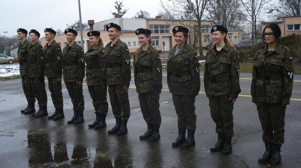 Uczniowie ZSEiT z klasy wojskowej z nowymi mundurami
