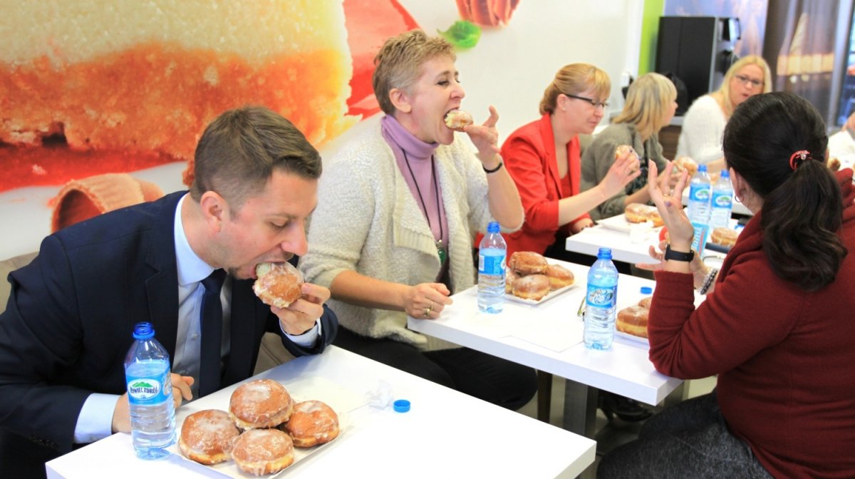 Najsłodsze pięć minut tego dnia, czyli mistrzostwa dziennikarzy i gości w jedzeniu pączków na czas