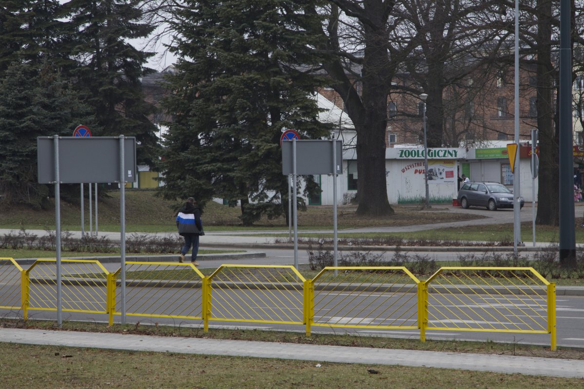 Gdy pieszy się spieszy. Niebezpieczna droga na skróty