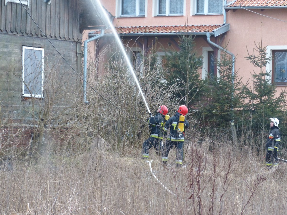 Strych w ogniu. Strażacy walczyli z pożarem w Raczkach Elbląskich. Zdjęcia!