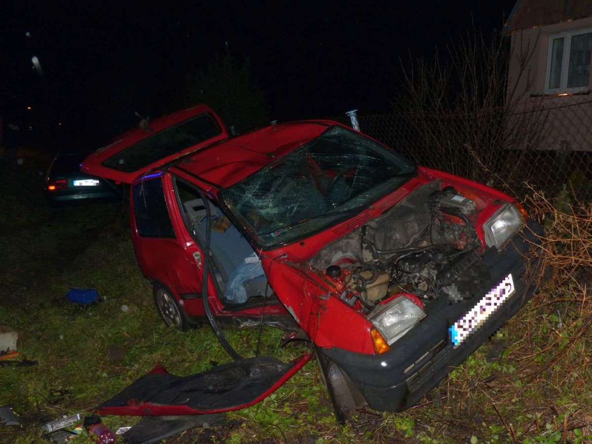 Wypadek w Krzewsku. Samochody w rowie, cztery osoby odwiezione do szpitala