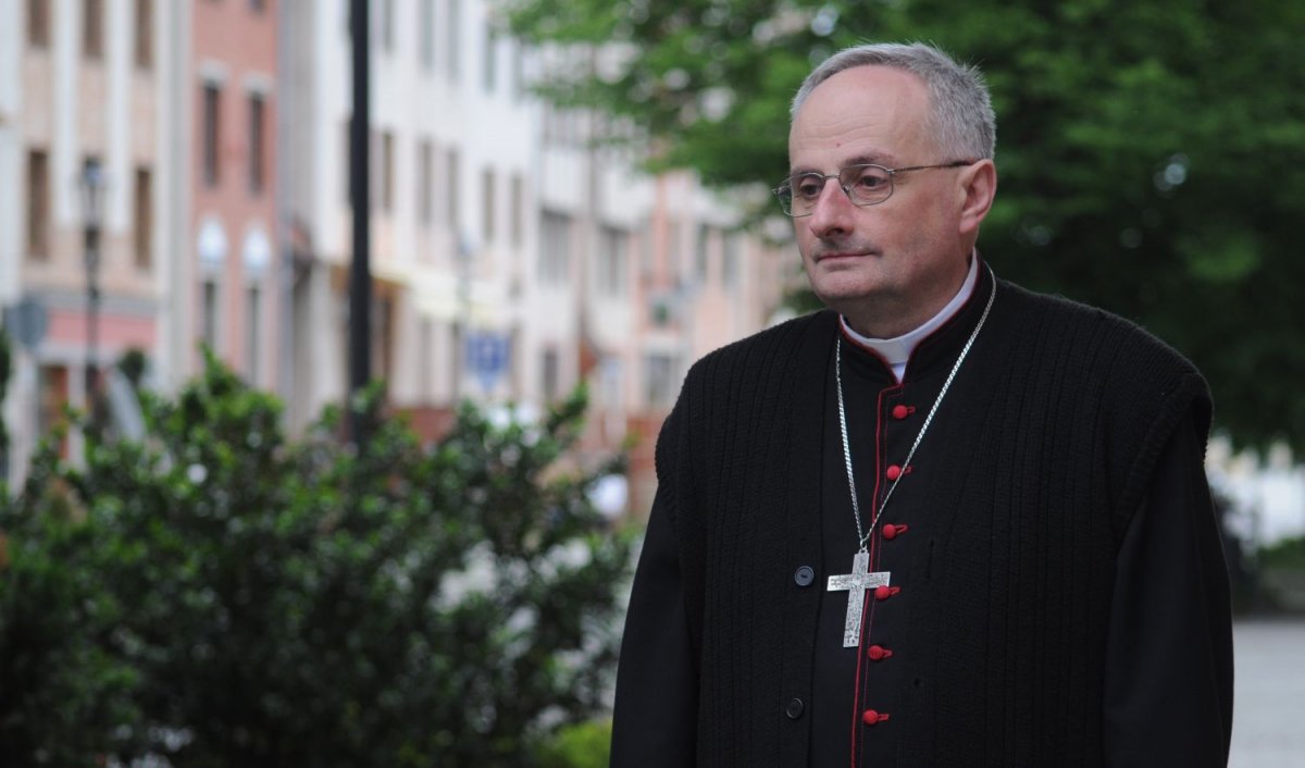 Biskup elbląski Jacek Jezierski: Chrystus narodził się w ciszy głębokiej nocy. Skromnie