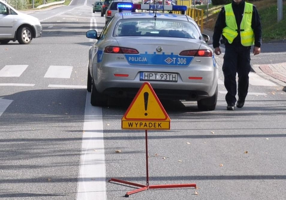 Nagle zjechał na przeciwny pas ruchu. Siedem osób rannych w czołowym zderzeniu w Dąbrowie