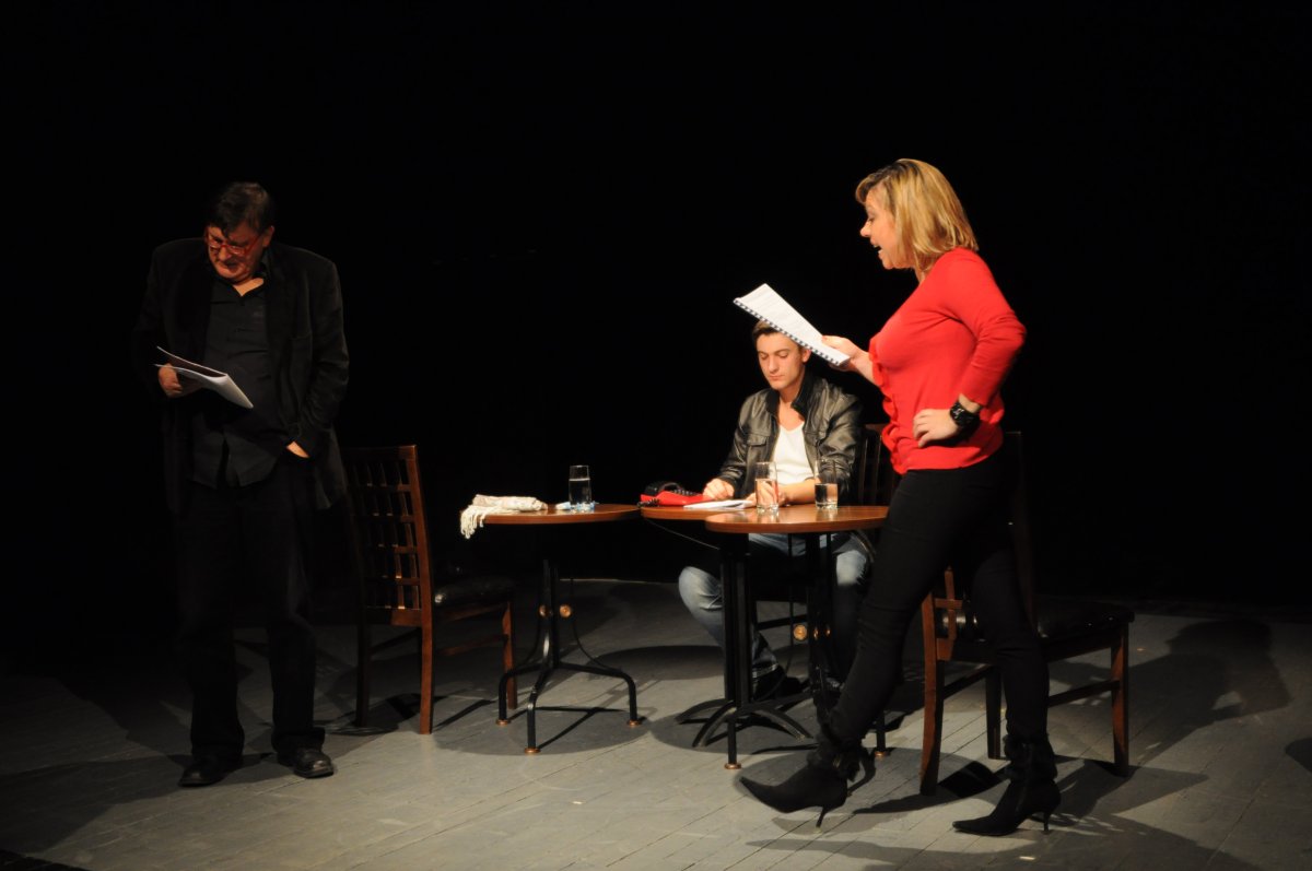 Pocałunek w teatrze przy stoliku