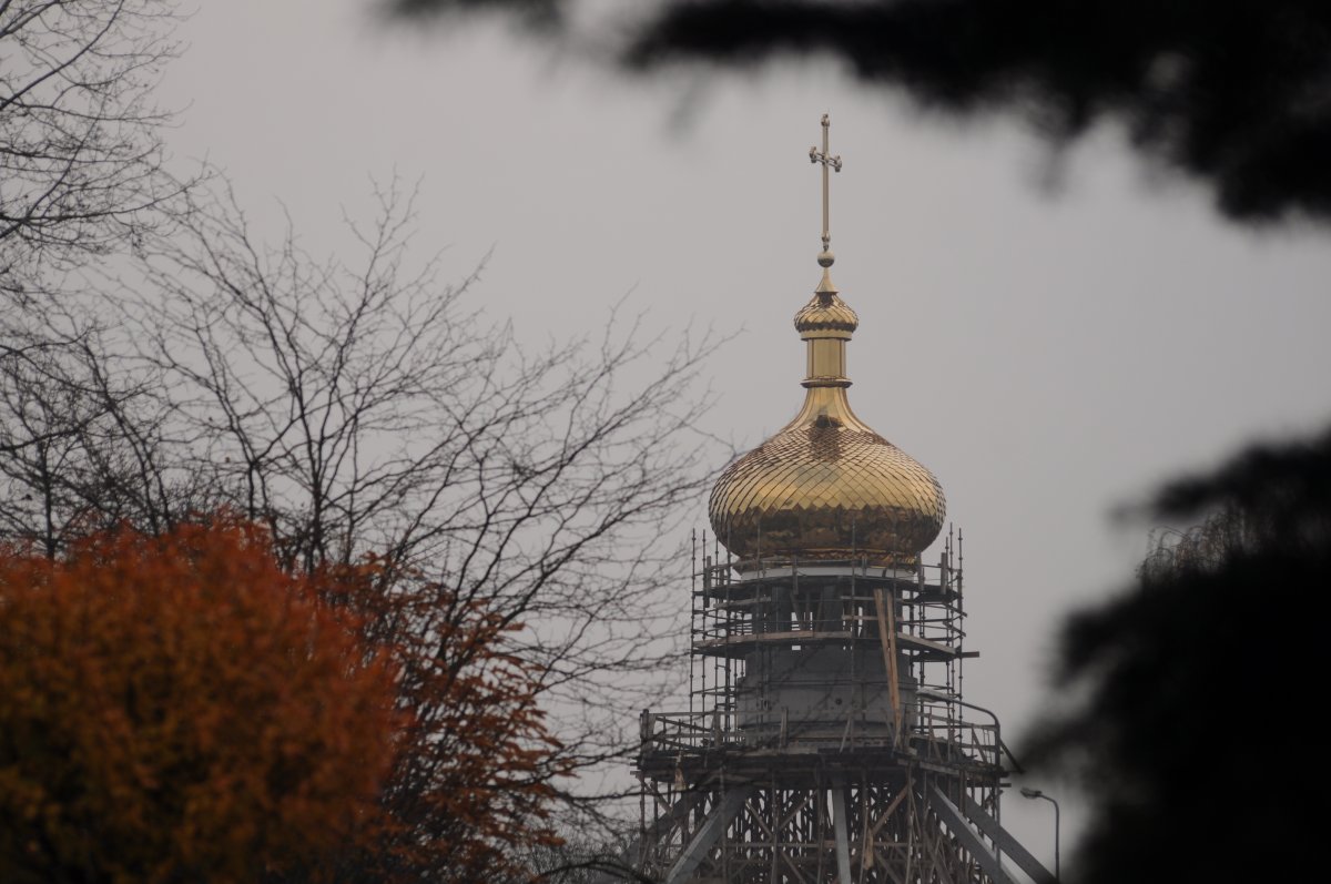 Kopuła cerkwi złoci się nad miastem