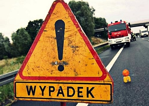 Pękła opona. Bus wpadł do rowu. Jedna osoba w szpitalu