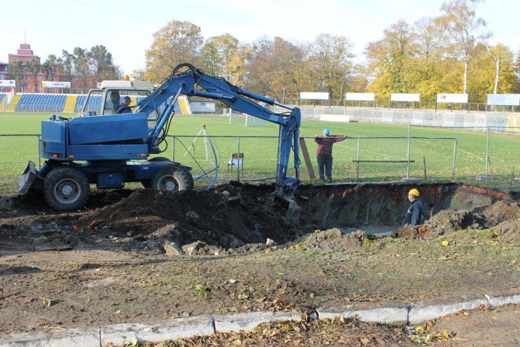 Ruszyły prace na stadionie. Na początek stawiają trybunę krytą