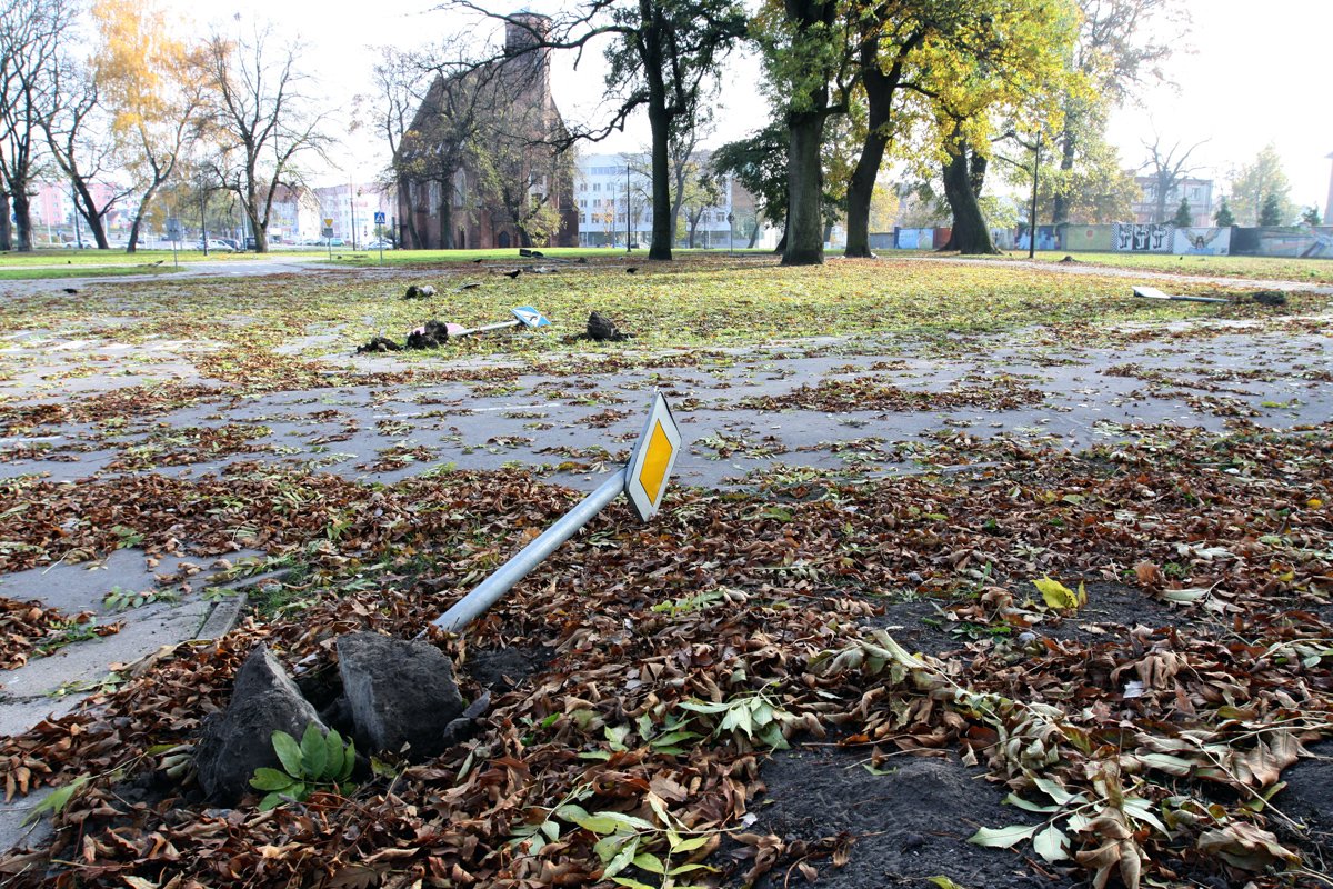 Wandale zdemolowali znaki w miasteczku rowerowym