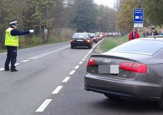 Wypadł z drogi i uderzył w drzewo. Miał 1,5 promila
