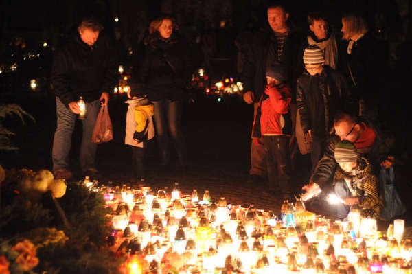 Dzisiaj odwiedzaliśmy groby naszych bliskich