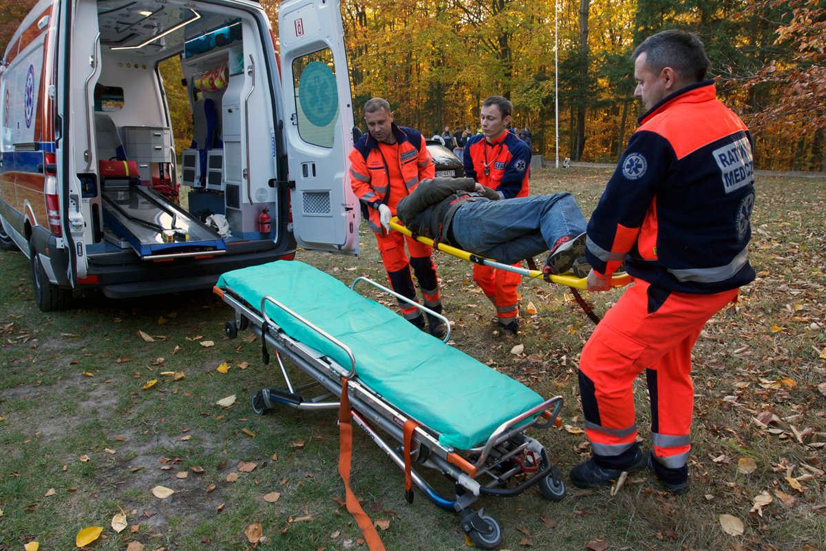 Grzybiarz w opałach. Dwie godziny czołgał się ze złamaną nogą