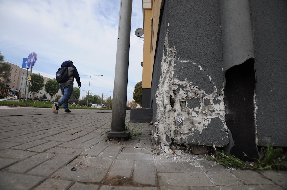 Uderzył w budynek na Płk. Dąbka. On pijany, pasażerka w szpitalu