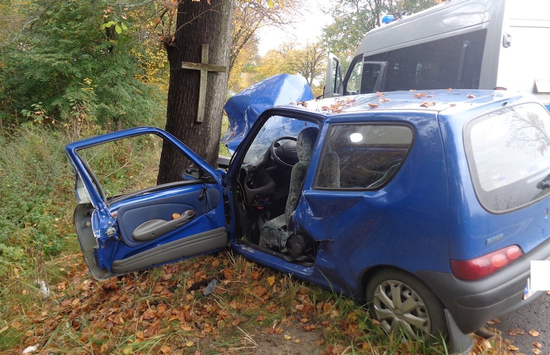 Uderzyła w drzewo z krzyżem. Wypadek na drodze nr 504