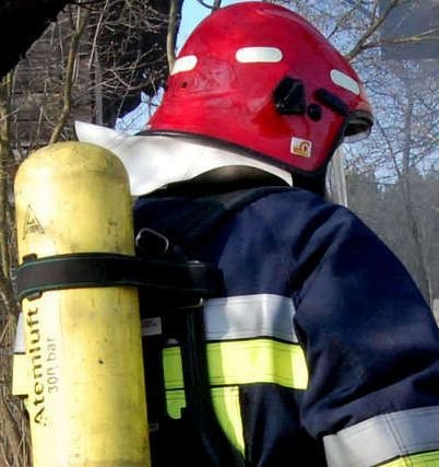 Pożar na złomowcu. Paliły się śmieci, plastyk i pozostałości po autach