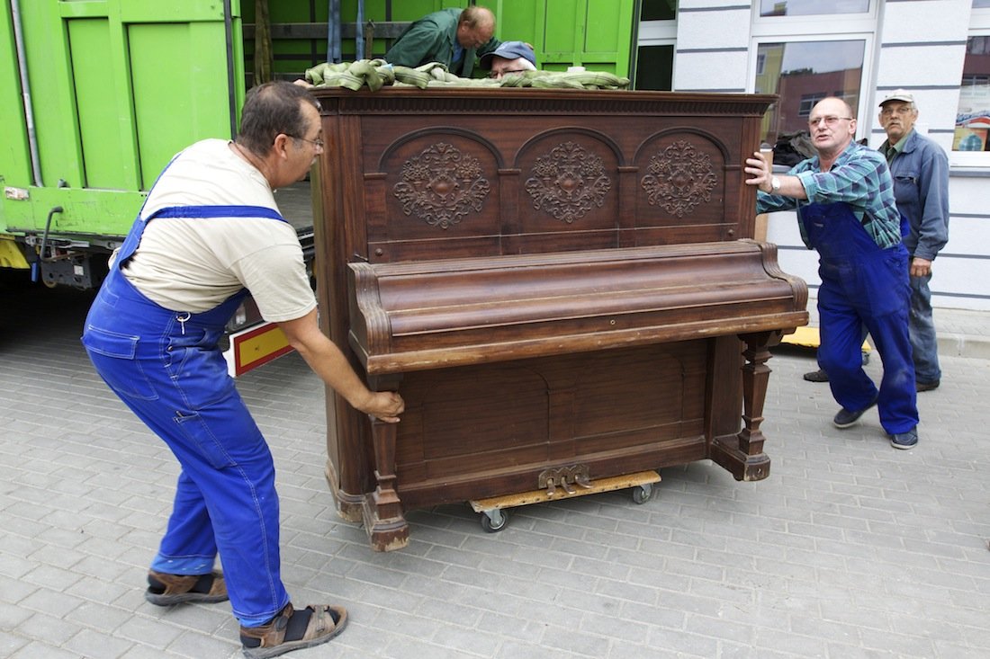 Mikołaj zajechał w październiku. Dary dla szkoły muzycznej 