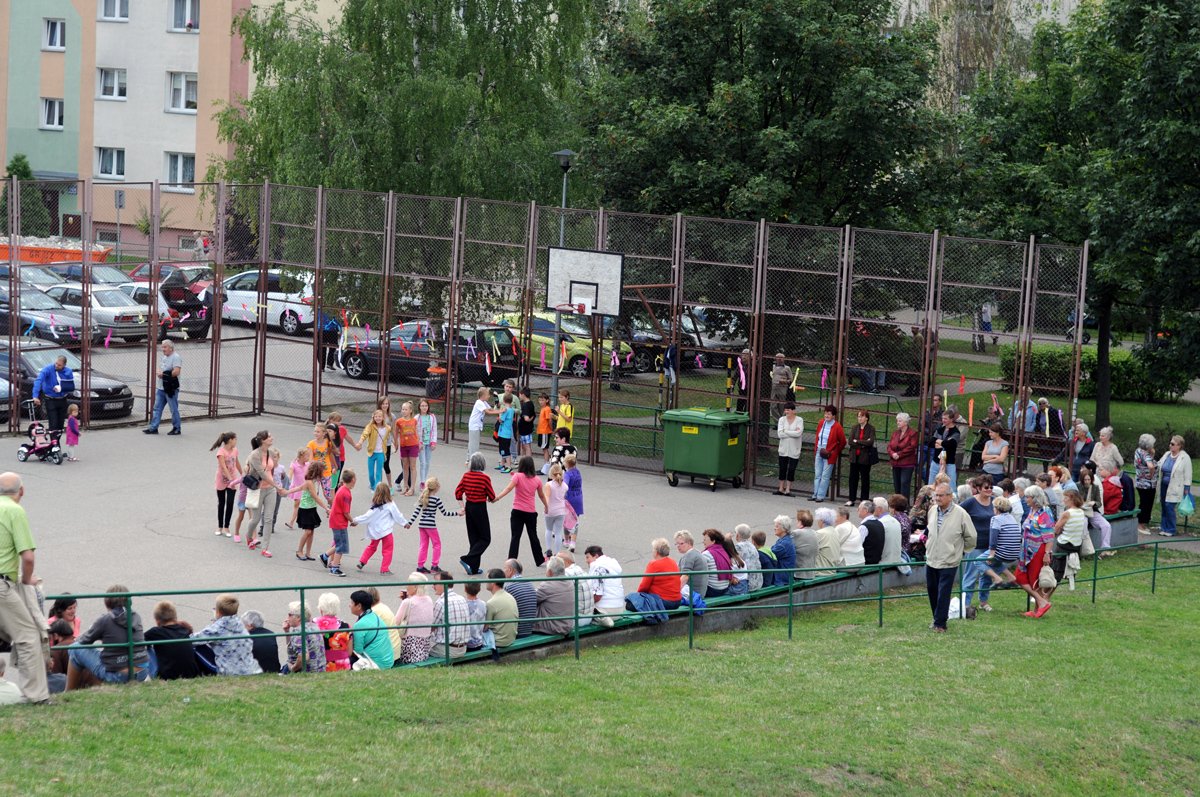Monitoring, boiska i parkingi. Osiedla zmieniają się za miliony