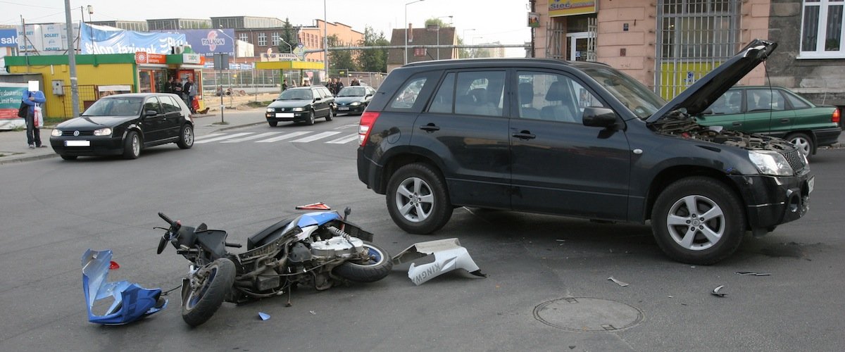 Wypadek na skrzyżowaniu. Skuter zderzył się z suzuki