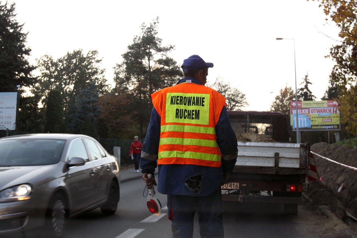 Mieszkańcy budują sobie chodnik. Przejazd Bema może trwać dłużej