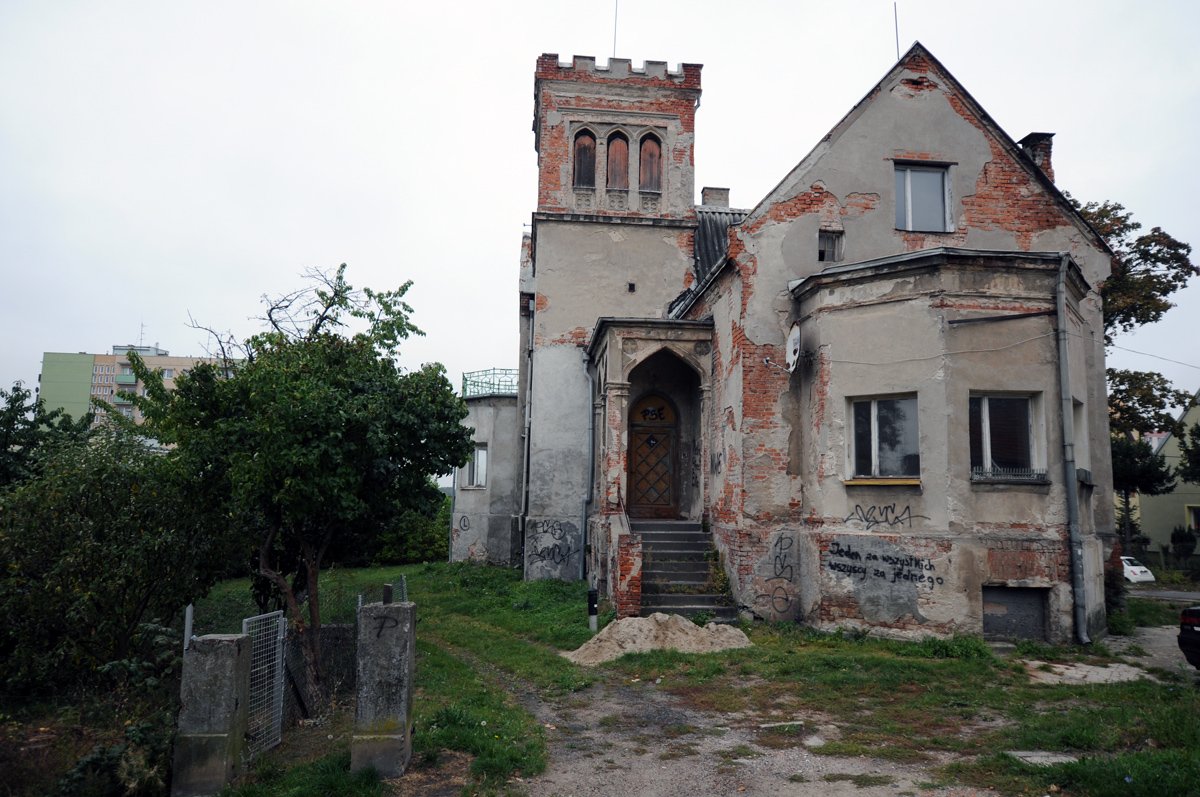 Ponadstuletni pałacyk ma być sprzedany. Teraz zabytek to ruina