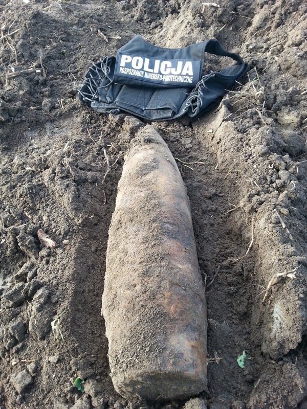 Kopał w ziemi, odkrył pocisk armatni z II wojny światowej