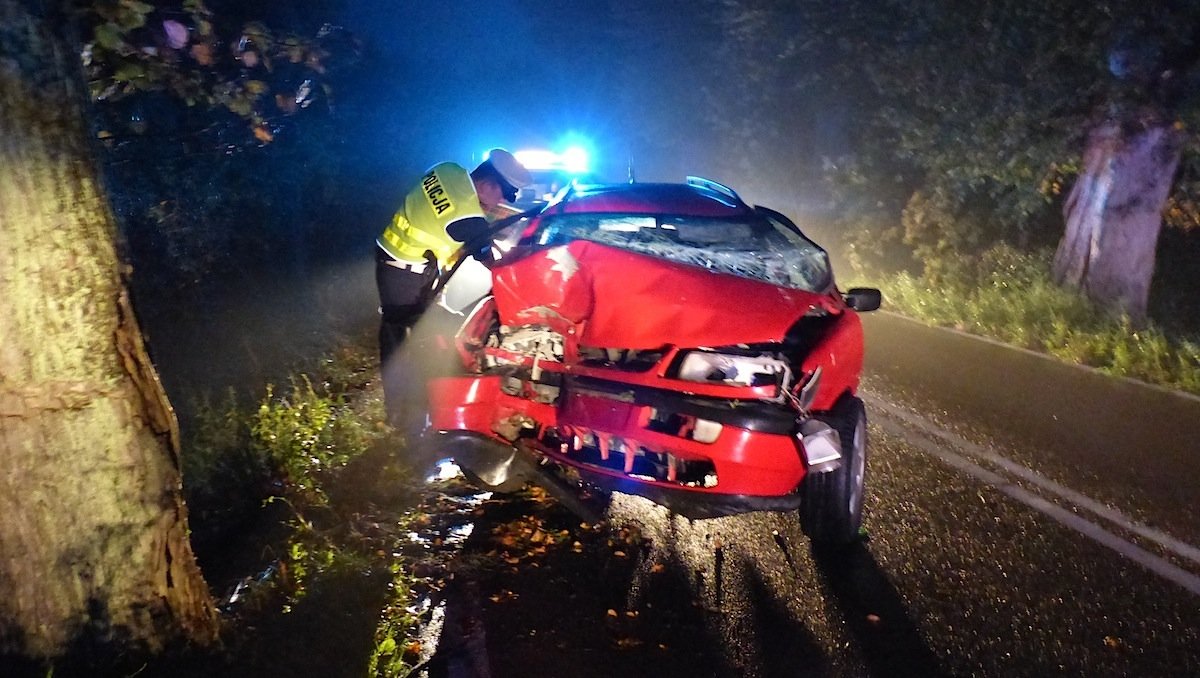 Pijany 18-latek wjechał do rowu. Sąd wcześniej zabronił mu kierować pojazdami