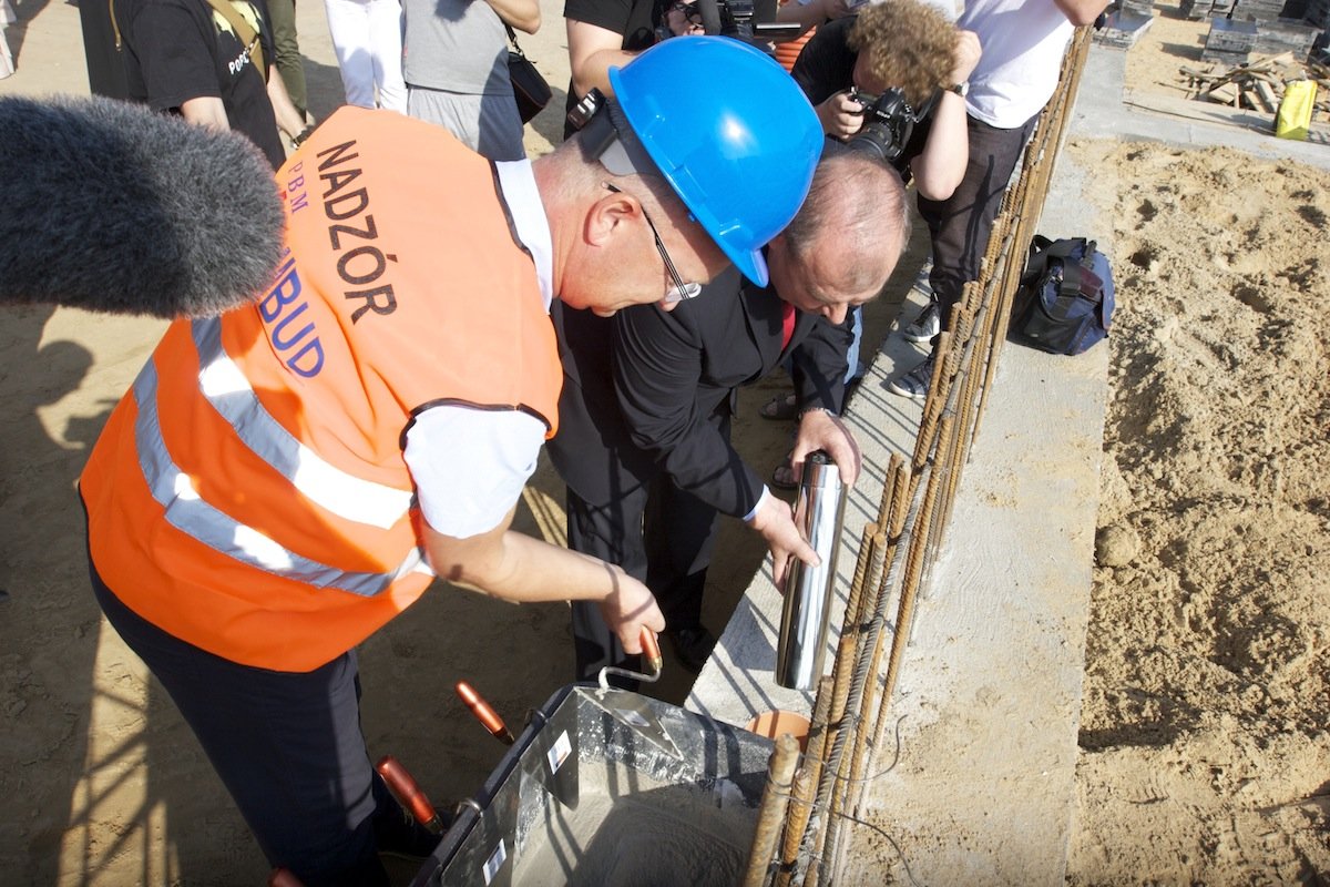 Ma dobrze służyć mieszkańcom. Trwa budowa basenu na Moniuszki