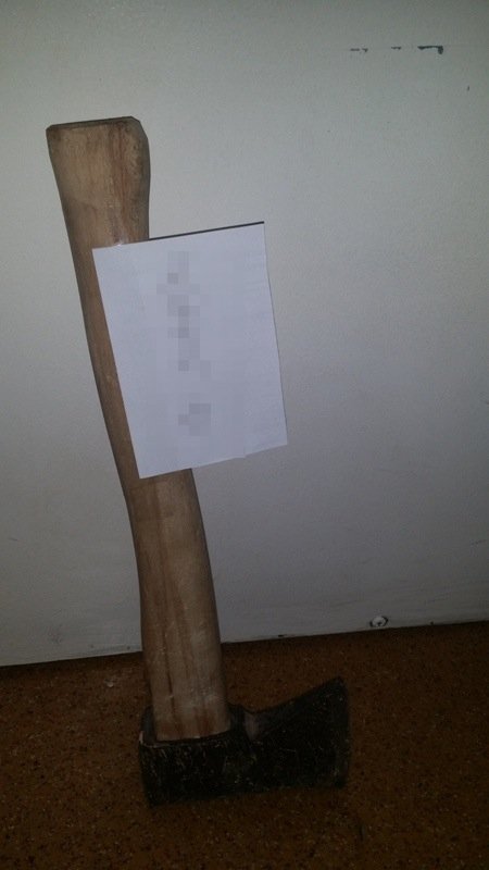 Dla zabawy rzucali siekierą w ścianę budynku na Browarnej 