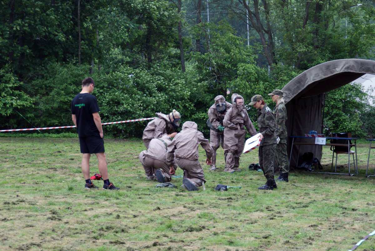 Rywalizacja szkół mundurowych w biegu na orientację