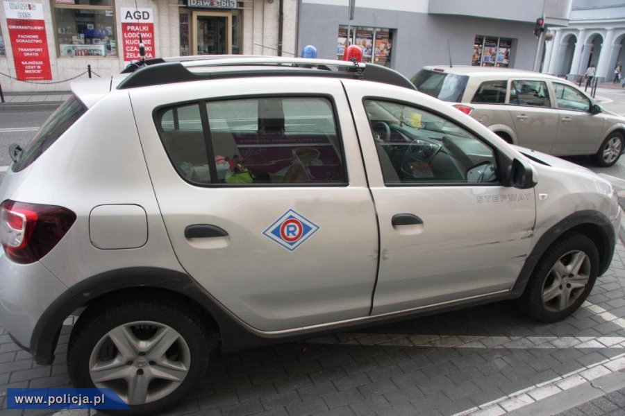 Okleił dacię, przebrał się za policjanta i kontrolował kierowców