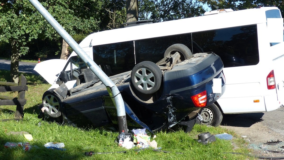 Nie zauważył, że skręca. Kierowca skody uderzył w busa z dziećmi
