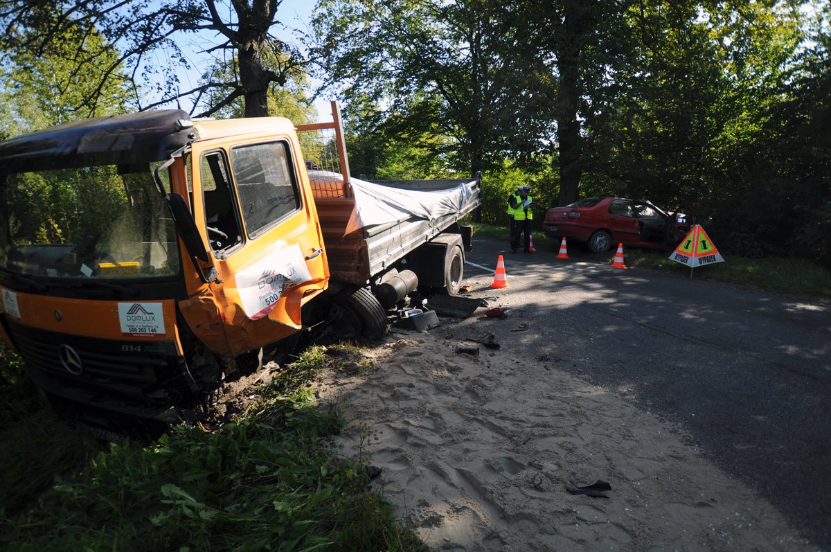 Poważny wypadek pod Elblągiem. Fiat siena uderzył w ciężarówkę