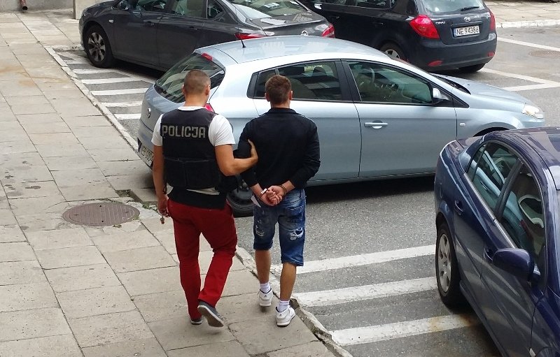 Włamał się do domu, sterroryzował pistoletem małżeństwo i okradł