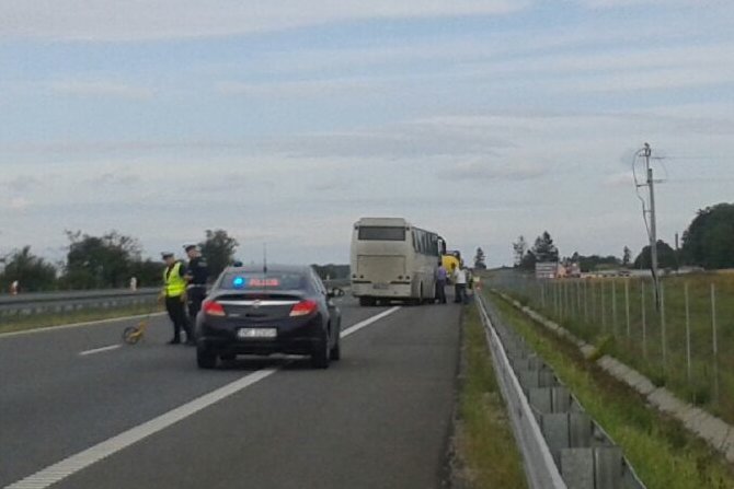 Autobus wjechał w cysternę na S7