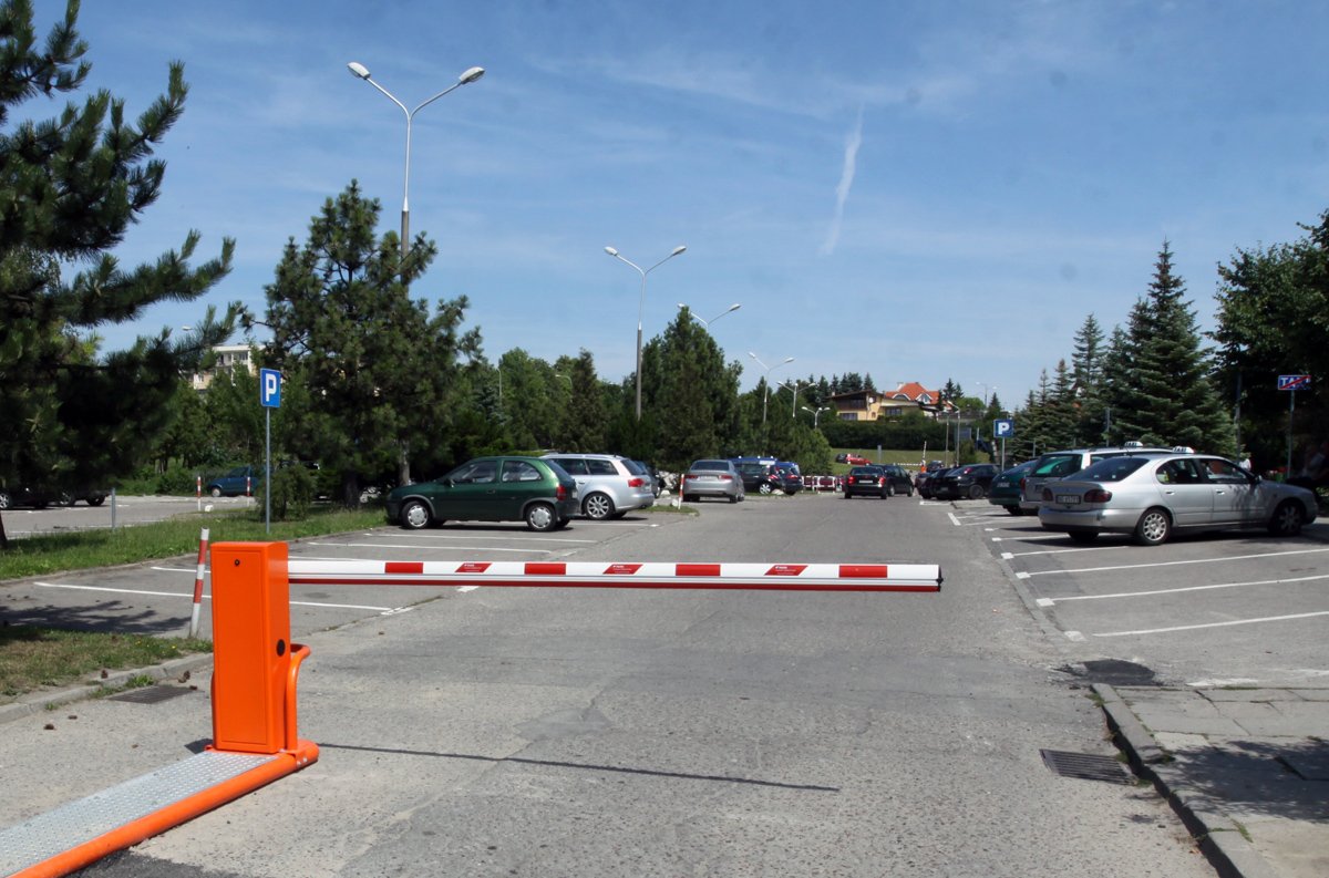 Parking przed szpitalem dla nich jest za drogi