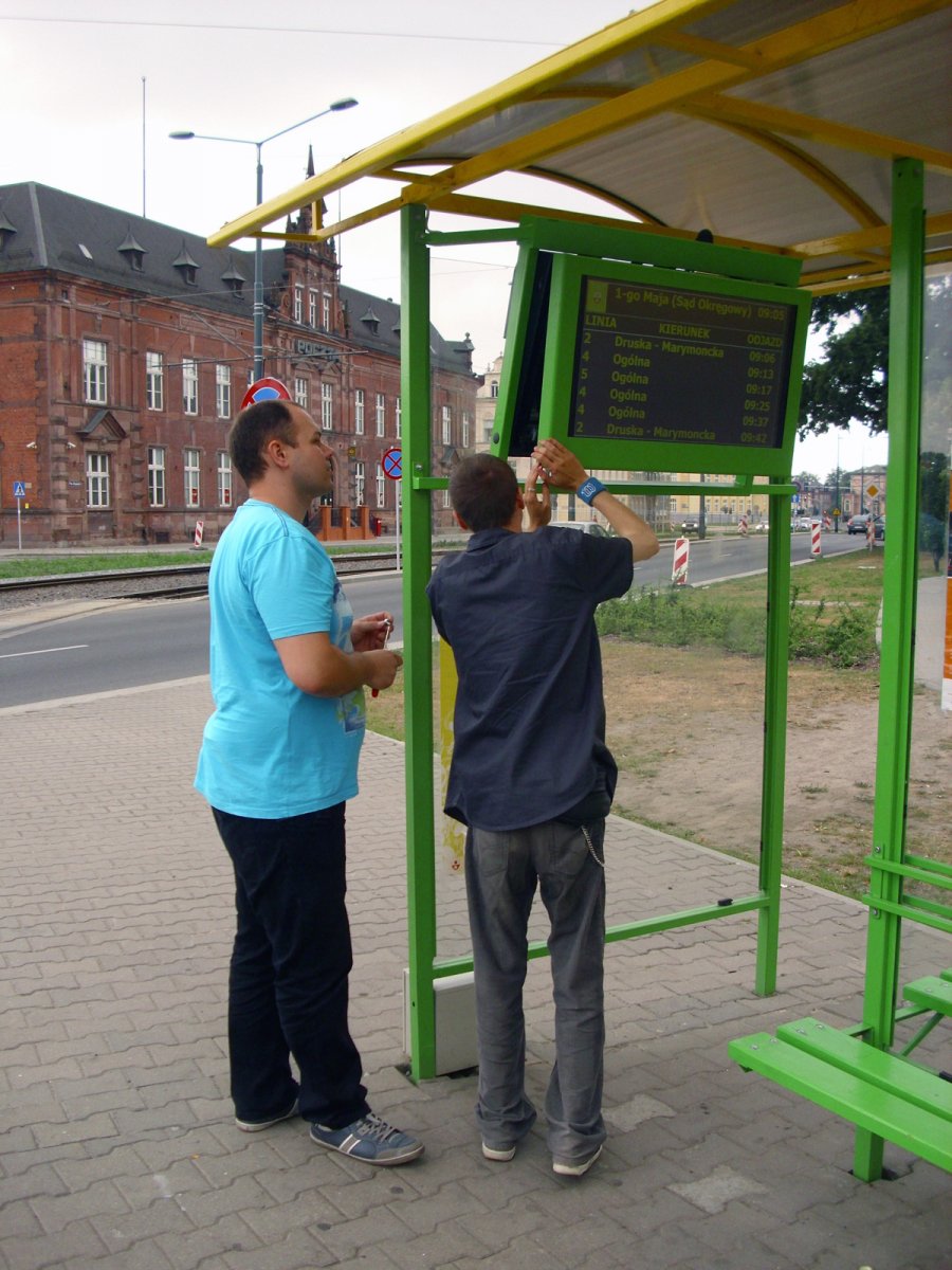 Nowe wiaty i trzy tablice elektroniczne rocznie
