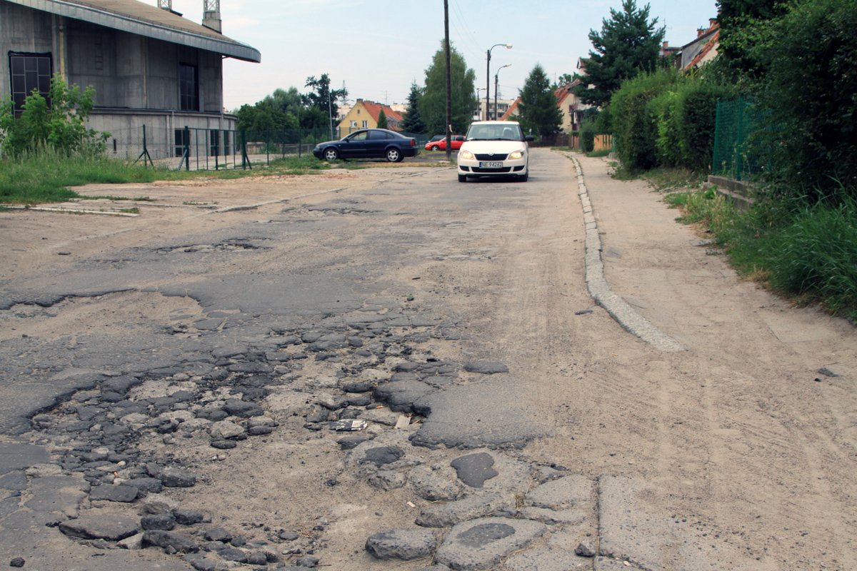 Wyrwy, dziury, pęknięcia. Czas na remont Częstochowskiej