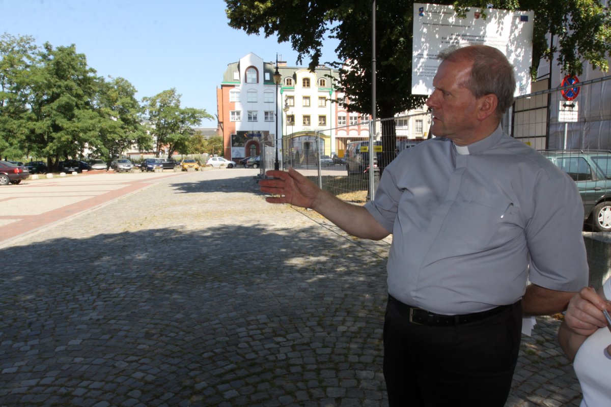Auta przed katedrą nie postawisz.Chyba, że przyjedziesz na mszę