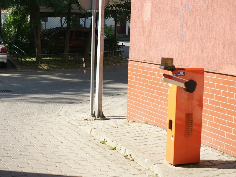 Zniszczyli w nocy osiedlowy szlaban na Nitschmanna
