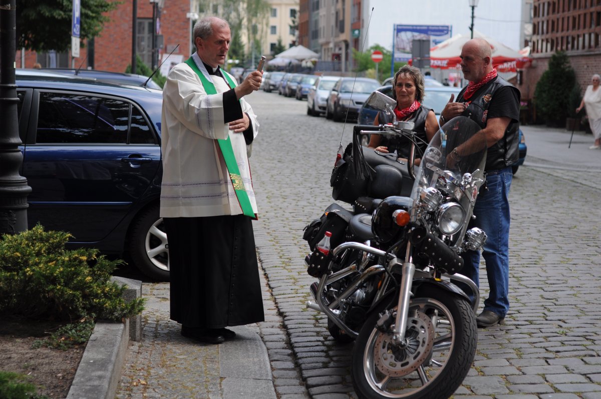Święcili pojazdy przed katedrą