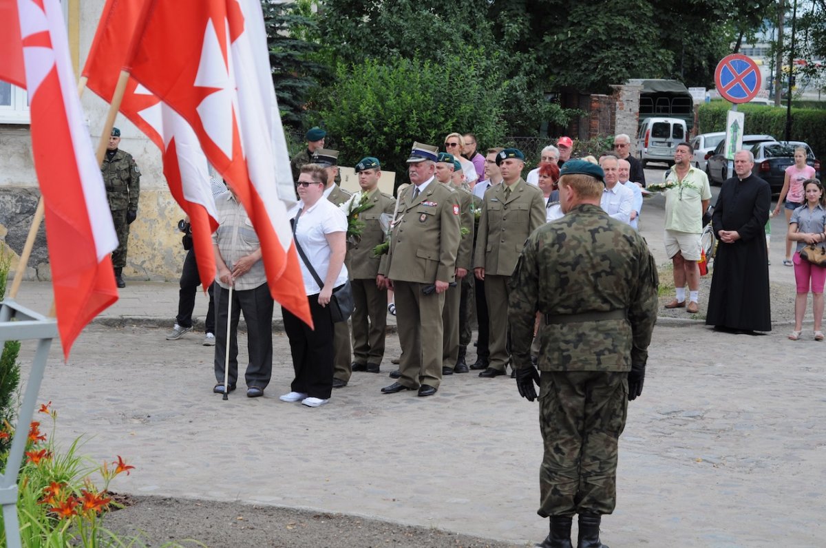 Znicze i wieńce przed obeliskiem   Sprawy Elbląskiej