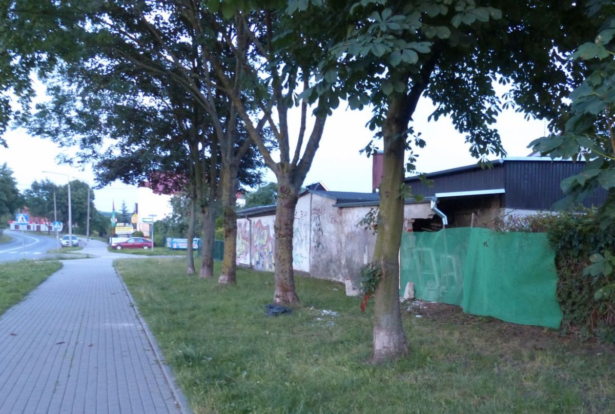 Groźnie na Niepodległości. Auto wypadło z ulicy, uderzyło w mur