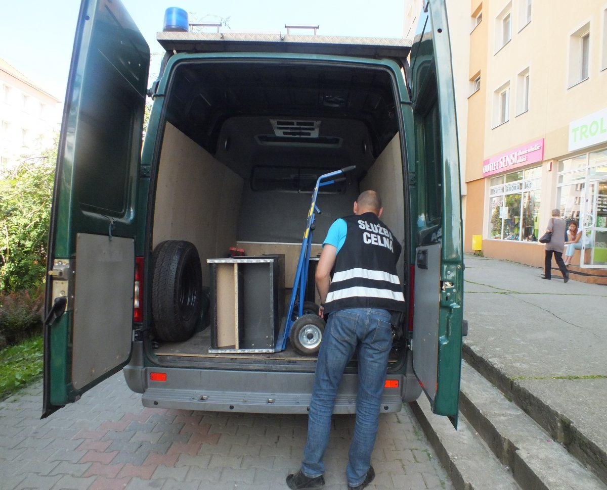 Celnicy zabierają, właściciele stawiają nowe  