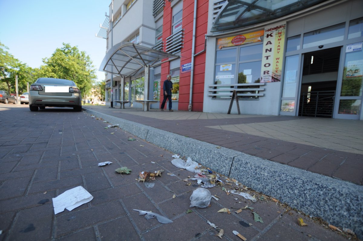 Śmieci, butelki i odchody na Placu Dworcowym