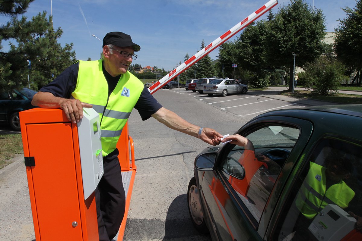 Płatny parking przed szpitalem wojewódzkim. Miejsc nie brakuje